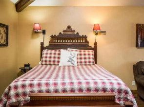 1 Bedroom Suite with fireplace Dogs OK