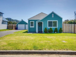 Walk to Gold Beach: Charming Cottage w/ Yard!