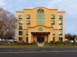 La Quinta Inn & Suites by Wyndham Garden City