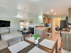 3 Mi to Grand Canyon Railway: Williams Retreat