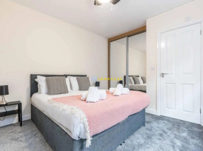 2 BED Modern apartment. Close to station & PARKING
