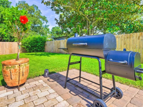 Charming Coastal Getaway, Near Beach & Pier!