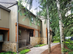 New Listing! West End Jewel - Steps to bus to 4 ski areas!(4860 3 Bedroom Condo by RedAwning