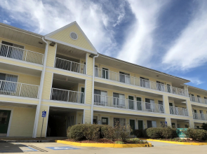 HomeTowne Studios by Red Roof Lake Charles - Sulphur