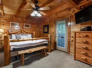 Bear Hugs - Hot Tub, 2 Fire Pits, and Fireplace