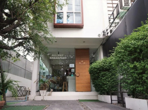 Two Gals And The Pig - Hostel