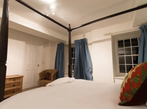 The Holford Arms - Campground