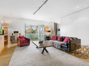 Spacious St Kilda Escape - Parking and City Views