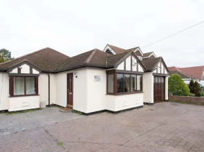 BookedUK - Bungalow House in Roydon