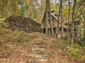 1 Mi to Town: Chalet-style Highlands Retreat