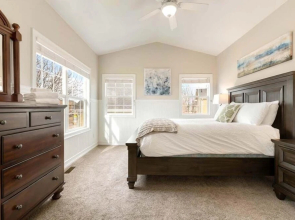Fabulous Family-friendly Retreat by Windsor Lake!