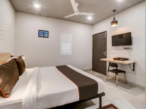 OYO Townhouse 461 Grey House