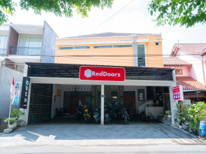 RedDoorz near Matahari Singosaren Solo