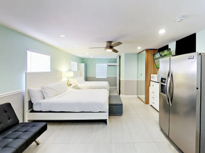 Green Trace  - One Block From Boardwalk! 1 Bedroom Cabin