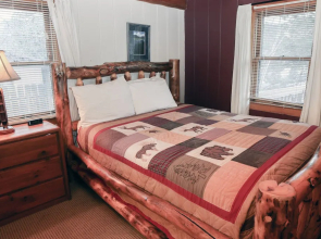 Lazy R Cottages: 3 1 Bedroom Cabin