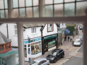 Oak Street Apartment