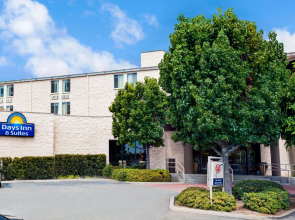 Days Inn & Suites by Wyndham Fullerton