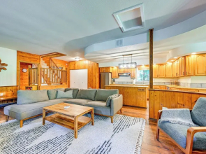 5 Mi to Mt Rainier Natl Park: Cozy Cabin w/ Deck!
