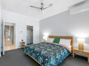 Ivy Street 7, Dicky Beach