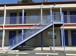Deluxe Inn