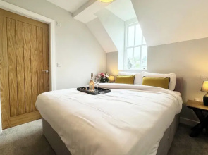 Apartment - Sleeps 2 - Pet Friendly - Parking