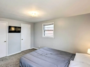 Cozy Milwaukee Home: 3 Mi to Whitefish Bay!
