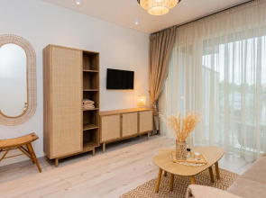 BOHO BEACH STUDIO su terasa ir baseinu