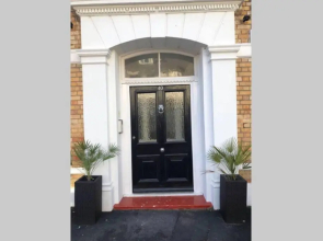 Stylish 2 bed 2 bath *Close To Beach and Centre with parking*