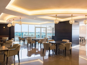 Отель Radisson Blu Hotel, Dubai Canal View