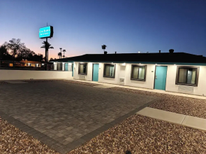 Casa Blanca Inn and Suites