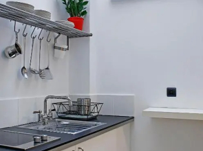 Bauhaus building with green roof top terrace - EP16