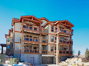 New Listing! Contemporary W/ Lake Views 3 Bedroom Condo