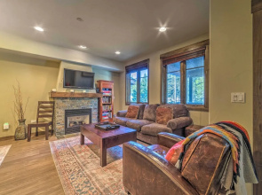 Central Mammoth Lakes Townhome ~ 1 Mi to Slopes