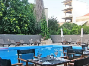 Отель Amphitryon City