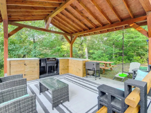 Secluded Smoky Mountain Cabin w/ Theater & Hot Tub