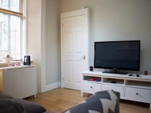 Homely 1 Bedroom Edinburgh Apartment Near Canal