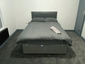 Room in Guest Room - Comfortable Room Near Coventry City Centre