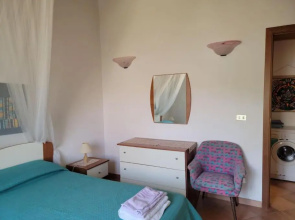 Adorable 2 bedroom bungalow close to the beach