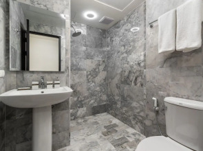 Naiharn Pearl Condo Hotel by Villacarte