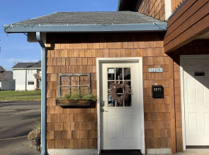 South Jetty Inn