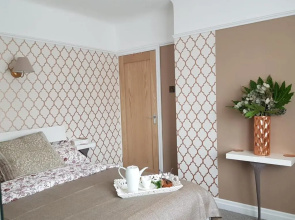 Luxury 5* Home with Secret Garden and Free Parking
