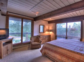 Comfortable and Convenient Ski In, Ski Out 4 Bedroom Condo in Snowmass Village