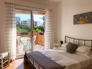 1 bedroom flat, prime location near sea, sleeps 4