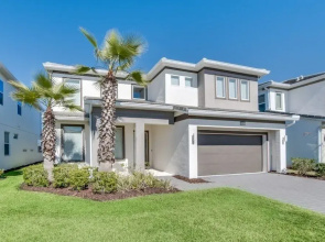 5 Bed 5 Bath In 5 Star Resort Near Disney! 5 Bedroom Home by RedAwning