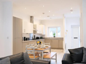Modern House & Contractors & City Centre & Free Parking