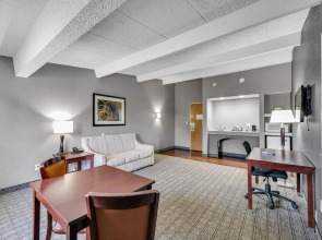 Eastlake Suites Hotel & Conference Center By OYO Urbana