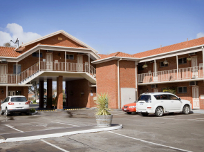 Courtyard Motor Inn