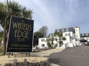 Waters Edge Hotel
