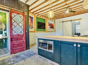 Stylish Newark Home w/ Deck < 14 Mi to Nyc!