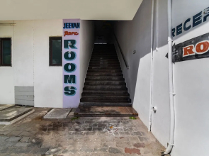 Oyo 30545 Hotel Jeevan Park
